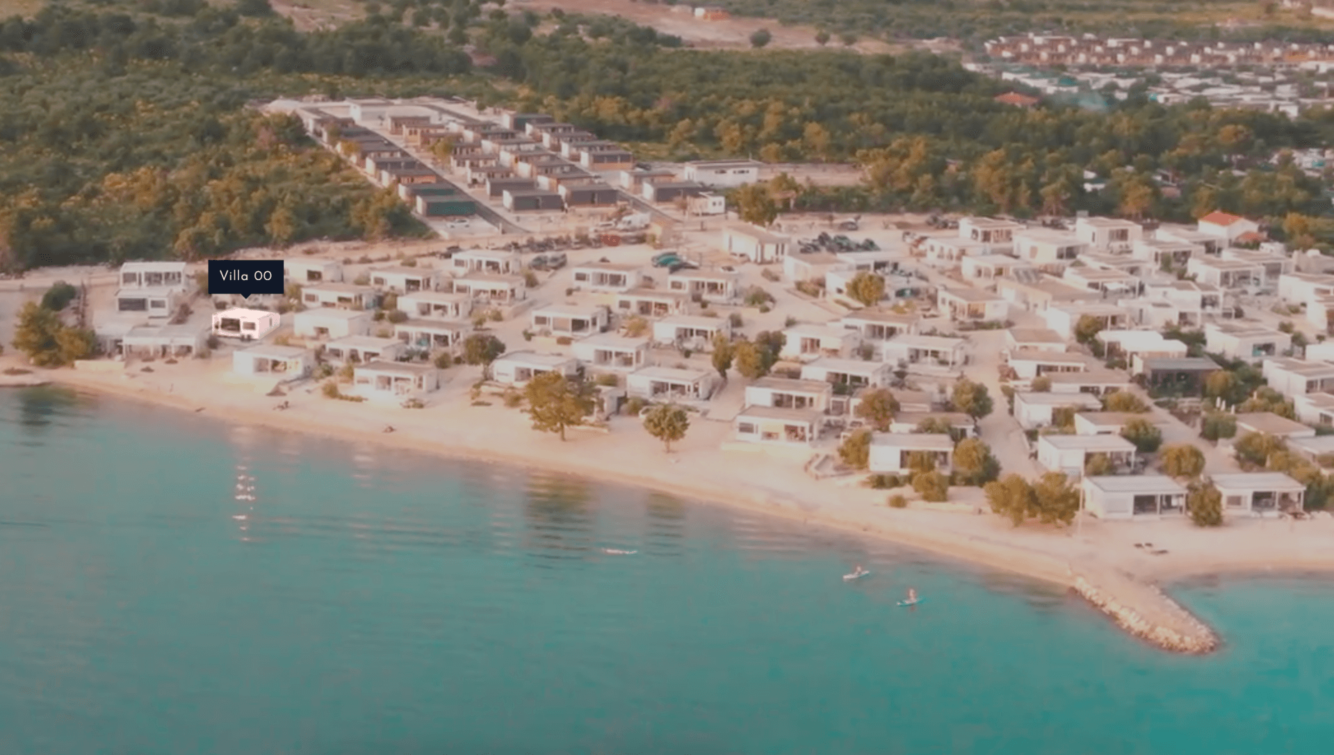 Resort s pláží a všemi ostatními vily, foceno z dronu, vyznačená vila 0