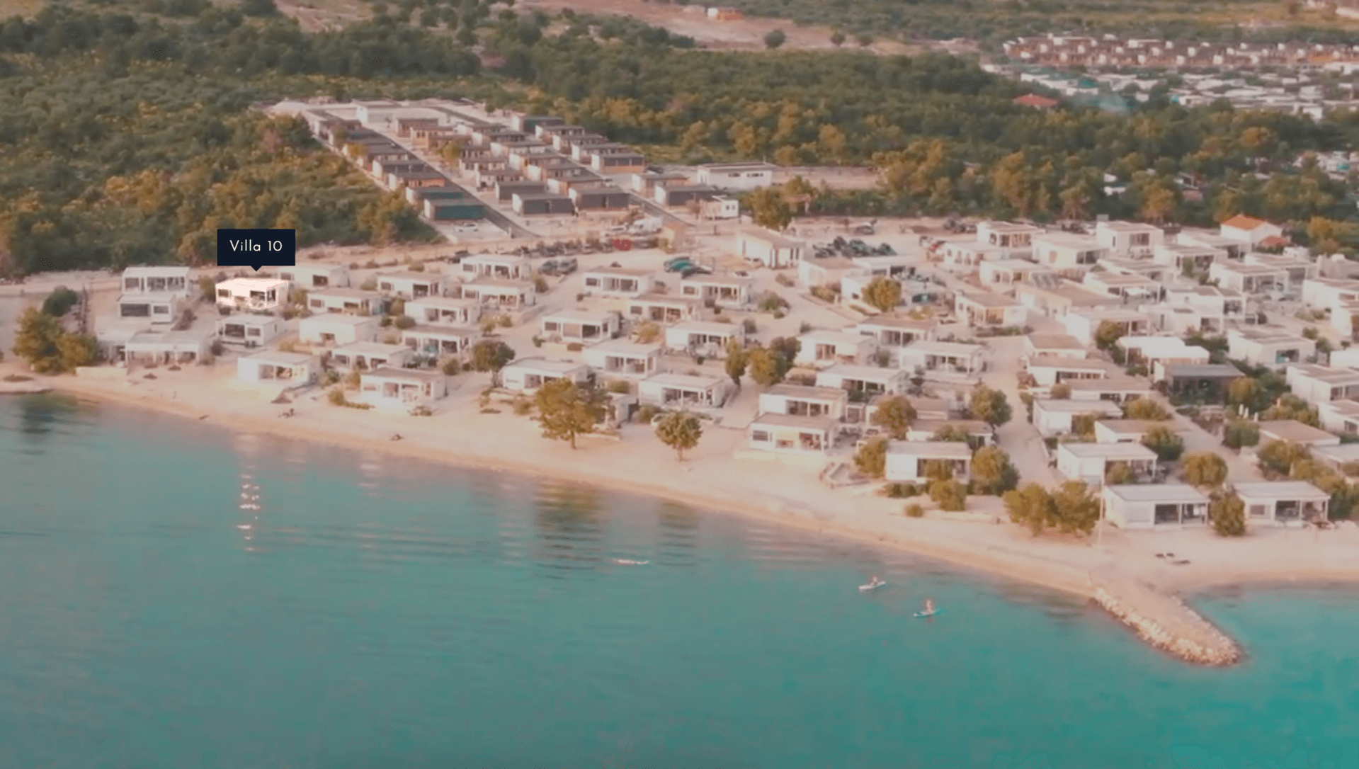 Resort s pláží a všemi ostatními vily, foceno z dronu, vyznačená vila 10