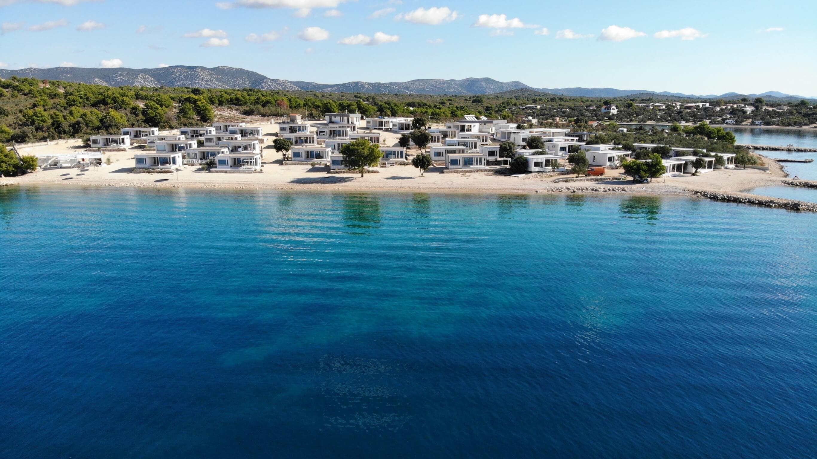 Resort s pláží a všemi ostatními vily, foceno z dronu