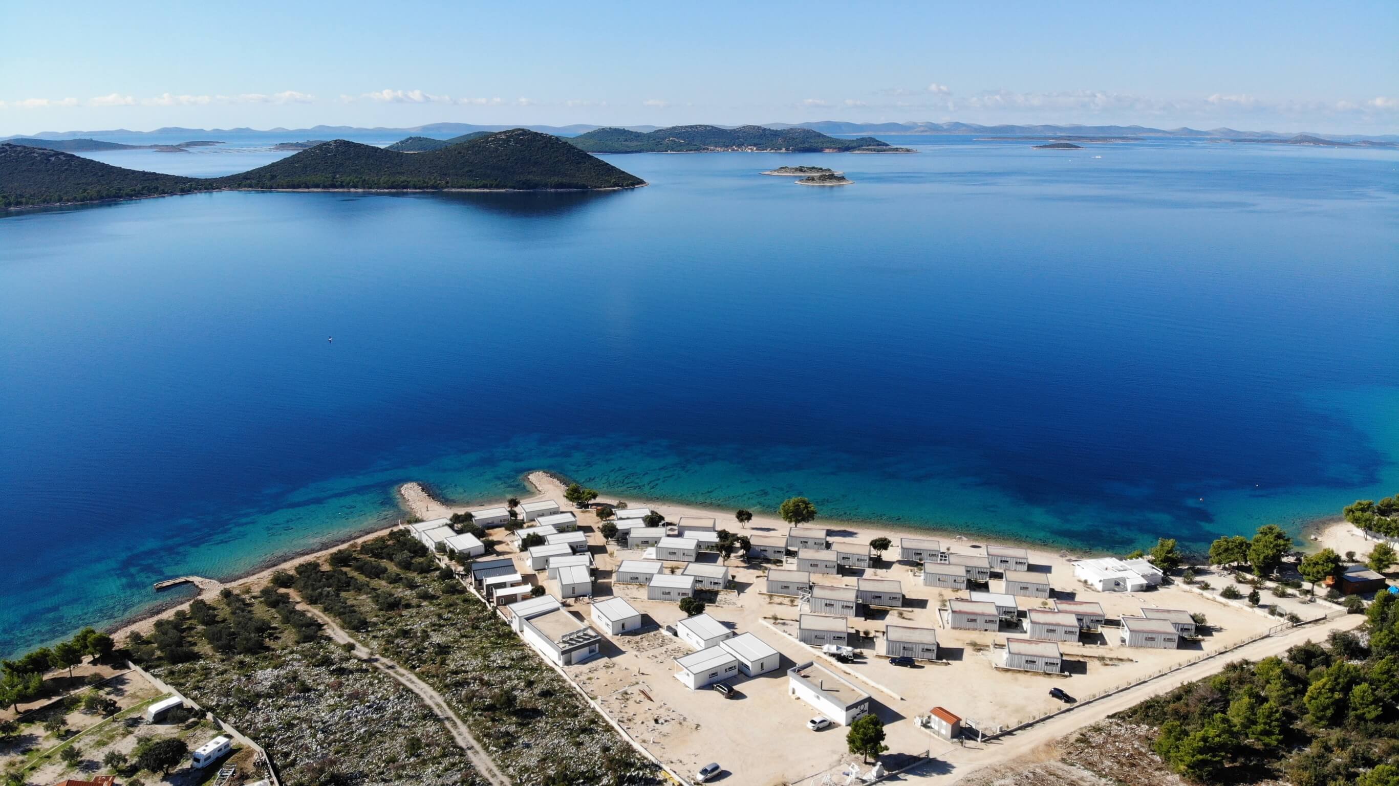 Resort s pláží a všemi ostatními vily, foceno z dronu