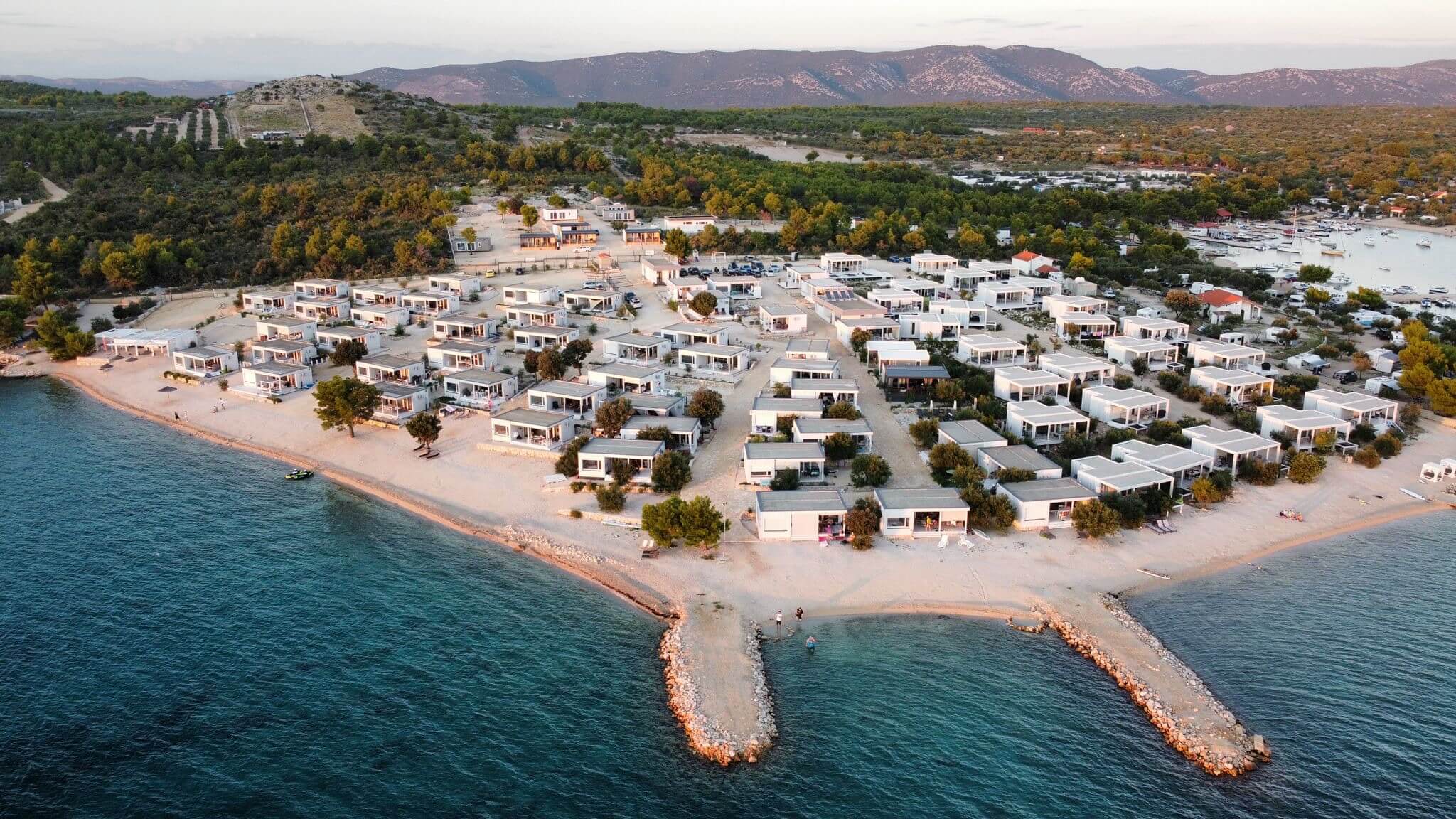 Resort s pláží a všemi ostatními vily, foceno z dronu